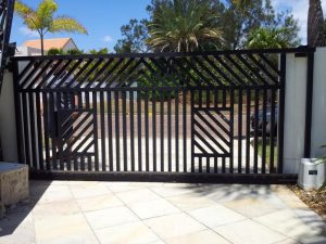 Geometric slider driveway gate